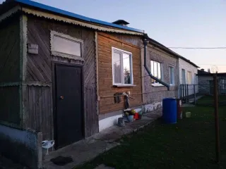 Продается 1/4 доля квартиры площадью 64,80 кв.м. по адресу: Россия, Владимирская область, Селивановский район, деревня Новлянка, улица Трудовая, дом 4, квартира 2. Кадастровый номер: 33:10:000802:949. Также продается 1/4 доля в праве аренды земельного участка площадью 2220 кв.м. (погрешность 17.0)…