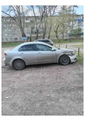 Mitsubishi Lancer, 2012 года, 117 л.с., 217000 км, АКПП. Транспортное средство Mitsubishi Lancer, VIN JMBSRCY1ACU005564, год выпуска 2012. На левом переднем крыле небольшая вмятина. По правой передней стороне: помят капот, крыло, бампер и колесо. Автомобиль заводится, но ход не проверялся. Возможно…