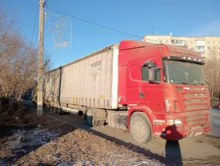 КамАЗ 731600 2010 года, красный. VIN: Х89731600А0DН9041, ПТС: 78МХ727204, госномер: В106СН174. Дизельный двигатель, мощность 470 л.с. (345 кВт), объем 11705 куб. см. Шасси № XLER4X20005119410. Экологический класс 3. Максимальная масса 22000 кг, масса без нагрузки 7350 кг.