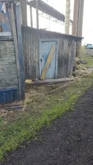Продается земельный участок с кадастровым номером 11:16:1801001:101, площадью 545 кв.м, с расположенным на нем объектом недвижимого имущества: общежитие-мастерские с кадастровым номером 11:16:1801001:166, площадью 166,1 кв.м. Адрес: Республика Коми, г. Воркута, пгт. Елецкий, переулок Связной, д. 10.