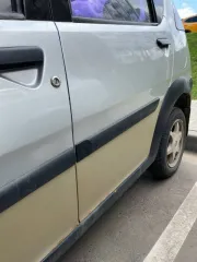 Хафеи Брио 2007 года, 65 л.с., пробег 129360 км. VIN: LKHBG27JX7AW22320, модель HFJ7110, серый комби-хэтчбек. Двигатель DA468Q 7601426L1HB, бензиновый, 1075 куб. см., экологический класс 2. На кузове сколы, ржавчина, пузыри и вздутие краски. Отсутствует решетка радиатора и противотуманная фара…