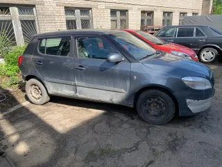 Skoda Fabia 2010 года, цвет темно-серый, VIN XW8EH45JXBK503716, госномер М484ТР29. Пробег 182 000 км. Имеются повреждения кузова.