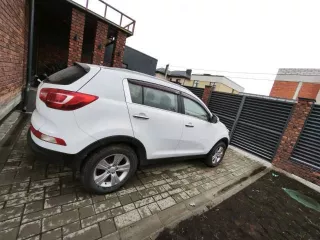 KIA Sportage. VIN: XWEPC811AD0008214. Категория B. 2012 год. Кузов: XWEPC811AD0008214. Цвет: белый. Свидетельство о регистрации ТС 61 03 172770. Госномер: A988РХ161. Пробег: 334064 км. Залогодержатель: ООО "ПКО" "НБК" (АО).