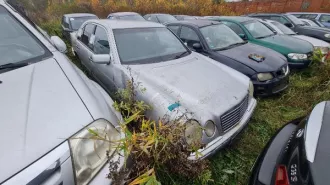 Автомобиль марки MERCEDES-BENZ E320 (годные остатки) Автомобиль марки MERCEDES-BENZ E320, 1997 г.в., VIN WDB2100551A393744, рег.  №171AYI, одно зеркало отсутствует, колеса спущены, на крыльях вмятины, ключи  отсутствуют. №ф-10/24/46 и-47 (годные остатки)   Имущество продается в том виде, в каком…