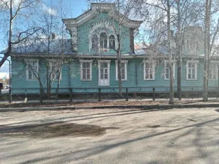 Жилой дом управляющего Вельским удельным округом, 645.3 м², Архангельская область. Вельская межрайонная станция переливания крови, расположенная по адресу: Российская Федерация, Архангельская область, муниципальный округ Вельский, город Вельск, улица Карпеченко, дом 2, кадастровый номер…