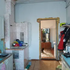 Квартира 61,6 м² в Кемеровской области, пгт Верх-Чебула, ул. 40 лет Победы, д. 1, кв. 1. Кадастровый номер: 42:16:0101002:2356. Земельный участок под домом предоставлен в аренду по договору №136. Финансовым управляющим получено согласие арендодателя, Комитета по управлению муниципальным имуществом…