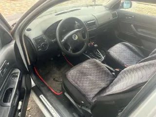 Volkswagen Golf 2001, модель: Golf, год выпуска: 2001, цвет: Серебристый, VIN: WVWZZZ1JZ1W695019, вид собственности: индивидуальная. Особенности тех. состояния: сломано левое боковое зеркало, битое правое крыло, коррозия колесных арок.