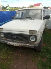 Автомобиль Lada 212140, 2010 г.в., г.н. М235РУ102, VIN XTA212140A1948316, цвет белый, имеются следы вмятины на кузове и ржавчины