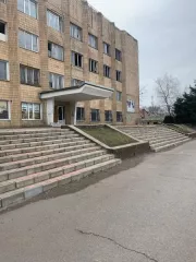 Административное здание, расположенное по адресу:  г. Сальск, ул. Ленина, 39 Административное здание, расположенное на земельном участке  по адресу: Ростовская область, г. Сальск, ул. Ленина, 39, в том числе: - Нежилое помещение, общей площадью 877,1 кв.м, кадастровый номер 61:57:0010526:18…