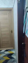 Доля квартиры 19/200, общая площадь 63.7 кв.м. Адрес: Россия, Респ Хакасия, г Абакан, ул Торговая, дом 4, квартира 32. Кадастровый номер: 19:01:010101:3035. Помещение является коммунальной квартирой, состоящей из 3х комнат. У каждой комнаты свой собственник. Санузлы, кухня, коридор-общие…