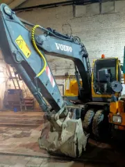 Экскаватор колесный Volvo EW 130, 2000 года выпуска, государственный номер 9214ЕА79, заводской № машины EDY0938, номер двигателя B5.9-С-21430705, цвет желтый. Регистрационный номер 731/А. Снижение цены на 15%. Цена - 2138294 руб. (с учетом НДС 22%). Задаток - 534573,50 руб. Шаг - 21382,94 руб…