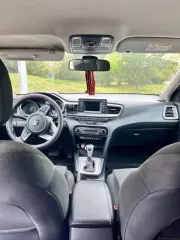 KIA Ceed 2019 года, VIN XWEH4816BK0001072, госномер У588ОХ799. Желтый цвет (в пленке), состояние удовлетворительное (после такси). Находится в залоге у ПАО Банк Зенит.
