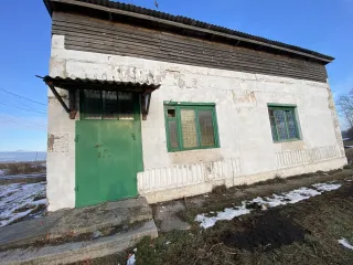 Здание магазина 95.7 м² и земельный участок 518 м². Адрес: Новосибирская область, Искитимский район, поселок Целинный, улица Центральная, дом 1. В состав единого объекта входят: 1. Нежилое здание магазина ТПС, 1 этаж, площадь 95.7 м², кадастровый номер 54:07:042901:60. 2. Земельный участок площадью…