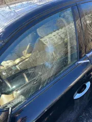 Audi A8L 2014 года выпуска, черного цвета, VIN: XW8ZZZ4H4FG008561. Имеется небольшая вмятина в верхней части кузова в передней части с левой стороны, на передней левой двери в верхней части, на крышке капота с правой стороны. Многочисленные трещины на лобовом стекле в верхней части с левой стороны…