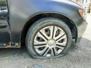Volvo S40, 2007, черный, 141 734 км, 1 596 МТ (99,96 л.с.), бензин, передний, VIN YV1MS204282363187, седан, в нерабочем состоянии, разбито лобовое стекло, вмятины на правой стороне кузова и дверях, отломлено правое боковое зеркало, множественные повреждения кузова коррозией, багажник не…