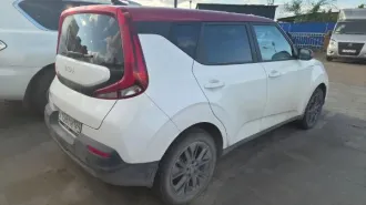 KIA SOUL 2022 легковой автомобиль, 2022 г.в., г/н X158TH124, VIN XWEJ381EBNC005879, номер кузова XWEJ381EBNC005879, номер двигателя G4FCNR031054 505830, цвет белый. Задаток 315050 руб. Рабочее состояние не проверялось, видимых повреждений не имеет. Обременения: залог, запреты судебного пристава…