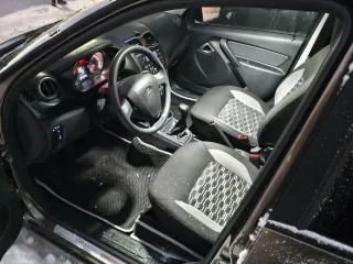 LADA Granta 2024 года выпуска, VIN: XTA219440S0280019. Автомобиль в идеальном состоянии, кроме колес, шины спускают, так как резина старая.