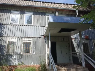 Нежилое здание общей площадью 3150,5 кв. м, расположенное на земельном участке площадью 5404 кв. м по адресу: Красноярский край, г. Шарыпово, мкр. Пионерный, 101/7. Кадастровые номера: 24:57:0000038:11 (земля), 24:57:0000038:220 (здание). Здание трехэтажное.