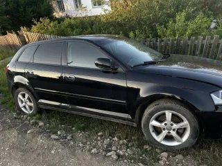 Audi A3, 2012 года, 105 лс, 205973 км, АКПП. Легковой автомобиль, Audi A3, VIN: WAUZZZ8P4DA046785, 2012 год выпуска. Авто не на ходу, двигатель неисправен, турбина неисправна, коробка в нормальном состоянии. По кузову на заднем бампере есть сколы, по ходовке нормально. Машина больше года стоит.