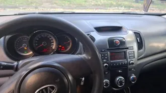 Kia Cerato 2012 года, 126 лс, 260000 км, 1 комплект ключей, коррозия по кузову, ДВС перегревался, ДВС расходует масло, на ДВС отсутствует нижняя подушка из-за ДТП, геометрия кузова нарушена, отсутствует замок капота, капот бампер и передние крылья не оригинальные, отсутствуют подушки безопасности…