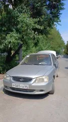 Хендэ Акцент 2003 года, серебристый. VIN: X7MCF41GP4M007673, ПТС: 63РН 449751, госномер Р565КА64. Двигатель бензиновый G4EC3626195, объем 1.5 л (1495 куб. см), мощность 102 л.с. Максимальная масса 1555 кг, масса без нагрузки 1176 кг. Экологический класс не установлен. Произведен ООО ТАГАЗ (Россия).