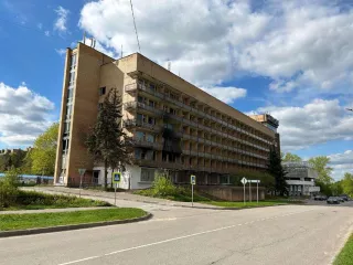 Здание, назначение: нежилое (гостиница), кад номер: 50:60:0020103:58; Площадь общая 9 365,4 кв. м
Здание, назначение: нежилое (проходная), кад номер: 50:60:0020103:55; Площадь общая 7,7 кв. м
Помещение, назначение: нежилое (теплица), кад номер: 50:60:0020103:92; Площадь 666,9 кв. м
Сооружение…