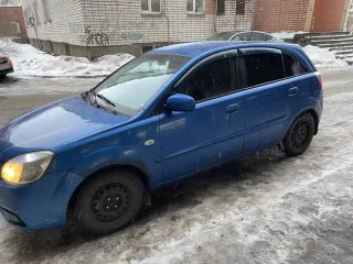 Kia Rio 2010 года, 95 л.с., пробег 218582 км. VIN XWEDH511AA0002458, цвет синий. Номер двигателя G4EE AH330837, тип двигателя бензиновый, мощность 69.9 кВт (95 л.с.), номер кузова XWEDH511AA0002458, снаряженная масса 1580 кг (1244 кг без нагрузки).