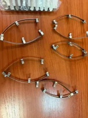 Годные остатки изделий: крышка-заглушка для фары автомобиля из резины черного цвета 80 штук, патрон для лампочки 41 штука, заглушки из резины черного цвета 122 штуки, элемент крепления из пластмассы белого цвета 40 штук, патрон для лампочки из пластмассы серого цвета 40 штук, элемент крепления из…