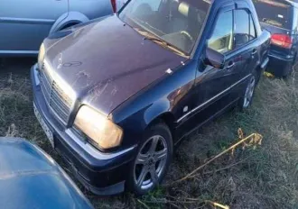 Mercedes C280 1998 года, государственный номер Н200ЕР19, VIN WDB2020291A651733, синего цвета. Техническое состояние не проверялось. Имеются повреждения кузова, салона и остекления. Может находиться в частично разукомплектованном состоянии. Документы отсутствуют. Наложен запрет на регистрационные…