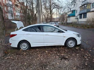 Hyundai Solaris 2016 года, легковой, VIN Z94CT41DAHR550270, государственный регистрационный знак О231СТ123, белый цвет, мощность двигателя 123 л.с., механическая коробка передач. Автомобиль имеет внешние повреждения: потертости, царапины, вмятины, очаги коррозии на кузове, трещины и сколы стекол…