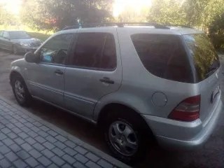 Mercedes-Benz M-Класс 1999 года, 218 лс, пробег 300000 км, полный привод, АКПП. Модель: Mercedes-Benz ML 320. Цвет: светло-серый. VIN: WDC1631541A114200, мощность 218 л.с. (160.3 кВт), объем двигателя 3199 куб. см, номер кузова: A114200. Пробег носит предположительный характер.