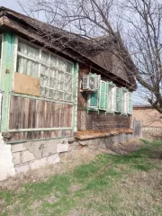 Жилое здание, площадь: 40,4 кв.м., кадастровый номер: 30:04:010106:10593 и земельный участок, площадь: 399 кв.м., категория земель: Земли населенных пунктов, разрешенное использование: Для ведения личного подсобного хозяйства, кадастровый номер: 30:04:010103:175, Адрес (местоположение): обл…