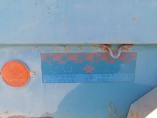 Прицеп САЗ8299, 2001 года выпуска, VIN: X3E82990010016983. Исправен, предназначен для легковых транспортных средств. Износ шин 0,5 мм, состояние шин хорошее. Имеется ржавчина по кузову.