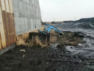 Гараж для легковых автомобилей 46,1 кв. м., кадастровый номер: 45:11:020601:255; ангар 577,2 кв.м., кадастровый номер: 45:11:020601:248; гараж 218,6 кв.м., кадастровый номер: 45:11:020601:246; административное здание (контора) 200,1 кв.м., кадастровый номер: 45:11:020601:251; тракторный гараж…