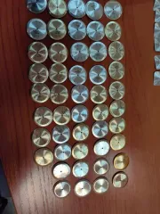 ЛОТ № 1 ГОДНЫЕ ОСТАТКИ ЦИФЕРБЛАТОВЦиферблаты круглой формы золотистого и серебристого цветов с надписями ЛУЧ, 23 камни, сделано в СССР, упакованные в бумагу белого цвета Циферблаты квадратной формы серебристого цвета с надписью МакТайм, кварц, Россия, упакованные в бумагу белого цвета, находящиеся…