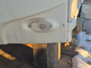 Swift Challenger 584 2015, прицеп-дача, белый, госномер АМ60975, VIN: SGDST3ESWF0783763. Полностью оборудован бытовой техникой и мебелью. Значительных повреждений корпуса нет. Внешние повреждения: передний правый и левый габарит, задний временный габаритный огонь, повреждены ручка и замок входной…