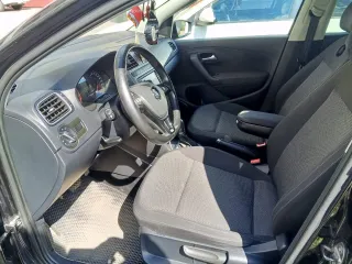 Volkswagen Polo седан 2018 года, рестайлинг. Комплектация Highline, 1.6 л, автомат 6 ступеней. Мультируль, климат-контроль, подогрев передних сидений и лобового стекла, противотуманные фары, складывающиеся зеркала с поворотниками и подогревом, 4 электростеклоподъемника (передняя пассажирская кнопка…