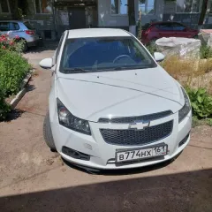 Легковой автомобиль (седан) Chevrolet Cruze, 2011 г.в., г/н В774НХ161, VIN XUFJA696JB3040020, белого цвета, имеются потертости на переднем бампере, вмятина на переднем правом крыле, вмятина в нижней части задней левой двери, пробег 127 766 км. Адрес: Ростовская область, г. Таганрог, пер. 21-й, д…