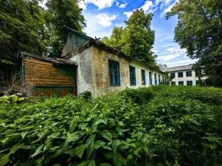 Здание школы, спальный корпус, гараж, веранда, склад, 3686,3 кв.м, Орловская область Имущественный комплекс, расположенный на земельном участке: Здание 3-х этажной школы и 2-х этажного спального корпуса, назначение: нежилое, общая площадь 2935,4 кв.м., количество этажей 3 в том числе подземных 0…