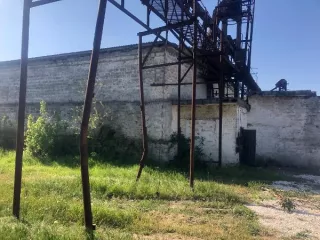 Нежилое здание склад №2, общая площадь 1582,2 кв.м. Республика Крым, Первомайский район, с. Гришино, ул. Степная, д. 17А. Одноэтажное здание, стены из природного камня. Капитальный ремонт не производился, техническое состояние удовлетворительное. Имеются внешние и внутренние повреждения, признаки…