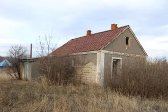Земельный участок 332 кв.м и здание медпункта 63 кв.м, Воронежская область Земельный участок и здание медпункта, расположенные по адресу: Воронежская область, Подгоренский район, сл. Подгорное, ул. Мира, 40-а Земельный участок площадью 332 кв.м Здание медпункта площадью 63 кв.м Количество подземных…