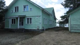 Дома для круглогодичного и сезонного проживания, хозпостройки, база «Верхняя Рыбинка», Вологодская область. Объекты недвижимости - дома для круглогодичного и сезонного проживания, хозяйственно-бытовые постройки, очистные сооружения, ограждение (забор металлический), бытовая канализация…