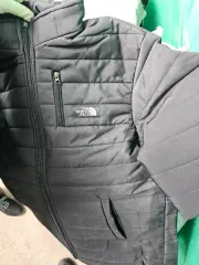 Одежда, обувь и аксессуары брендов THE NORTH FACE, COLUMBIA, DISNEY, ZORA, MONCLEAR, VLTN, LEE, MICKEY MOUSE и СК Чашечки для бюстгальтера Платки, маркированные торговым знаком «СК» Кофты с товарным знаком «ZORA» Кроссовки «THE NORTH FACE» Костюмы женские «DISNEY». Обувь, куртки-жилеты, куртки…