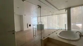 Дом 953,5 кв.м и земельный участок 3357 кв.м в Московской области, Одинцовский район, сельское поселение Горское, поселок Горки-2, ПДСК «Беркут-5». Кадастровый номер участка: 50:20:0040651:120. Кадастровый номер дома: 50:20:0040651:180. Встроенные стеллажи (5 шт), диваны желтого цвета (2 шт)…