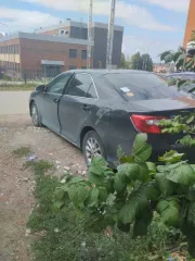 Toyota Camry 2014 года, госномер Е570СМ21, VIN XW7BF4FK80S066283, цвет черный металлик, следы коррозии на передней правой двери.