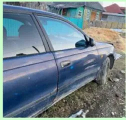 Toyota Karina E 1993 года, госномер В877АХ04, VIN JT153STK100028726. Состояние: вмятины по кузову, на правом крыле со стороны багажника белое пятно.