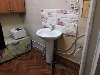 Здание 237,5 кв.м и земельный участок 3293 кв.м в Вологодской области. Бывший дом детского творчества, нежилое. Кадастровый номер здания: 35:17:0505001:361. Адрес: Вологодская область, Кичменгско-Городецкий муниципальный район, с. Кичменгский Городок, ул. Дошкольная, д. б/н, площадь 237,5 кв.м…