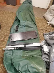 Надувное маломерное плавательное средство Fregat M-3 зеленого цвета, без заводского номера, с двумя алюминиевыми веслами. Состояние: бывшее в употреблении, со следами эксплуатации (царапины, потертости, загрязнения). Сопроводительные документы отсутствуют.