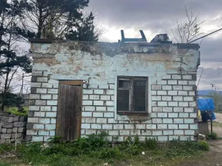 Комплекс недвижимости, Сахалинская область, 9117,3 м². Местоположение: Сахалинская область, р-н Александровск-Сахалинский, г. Александровск-Сахалинский, ул. Осоавиахимовская, д. 60: 1. Земельный участок площадью 7599 +/- 5 кв.м., 2. Здание (Гараж-мастерские) площадью 1059 кв.м., 3. Здание…