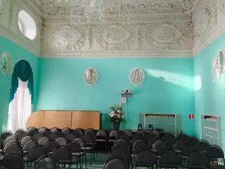 Дом работников образования 586.8 кв. м в Ярославле по адресу: г. Ярославль, ул. Большая Октябрьская, д. 44/60. В состав входит: здание нежилое, 4 этажа, в том числе 1 подземный, общая площадь 586.8 кв. м, инв. № 416. Объект является объектом культурного наследия регионального значения «Дом…